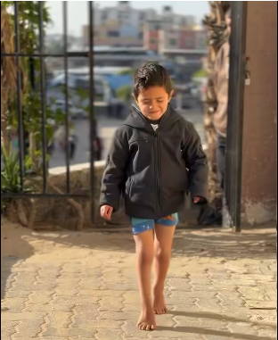 سند أبو طير.. طفل يتكئ على الألم وطفولة تحاصر بين وجع الجسد بغزة وصمت العالم