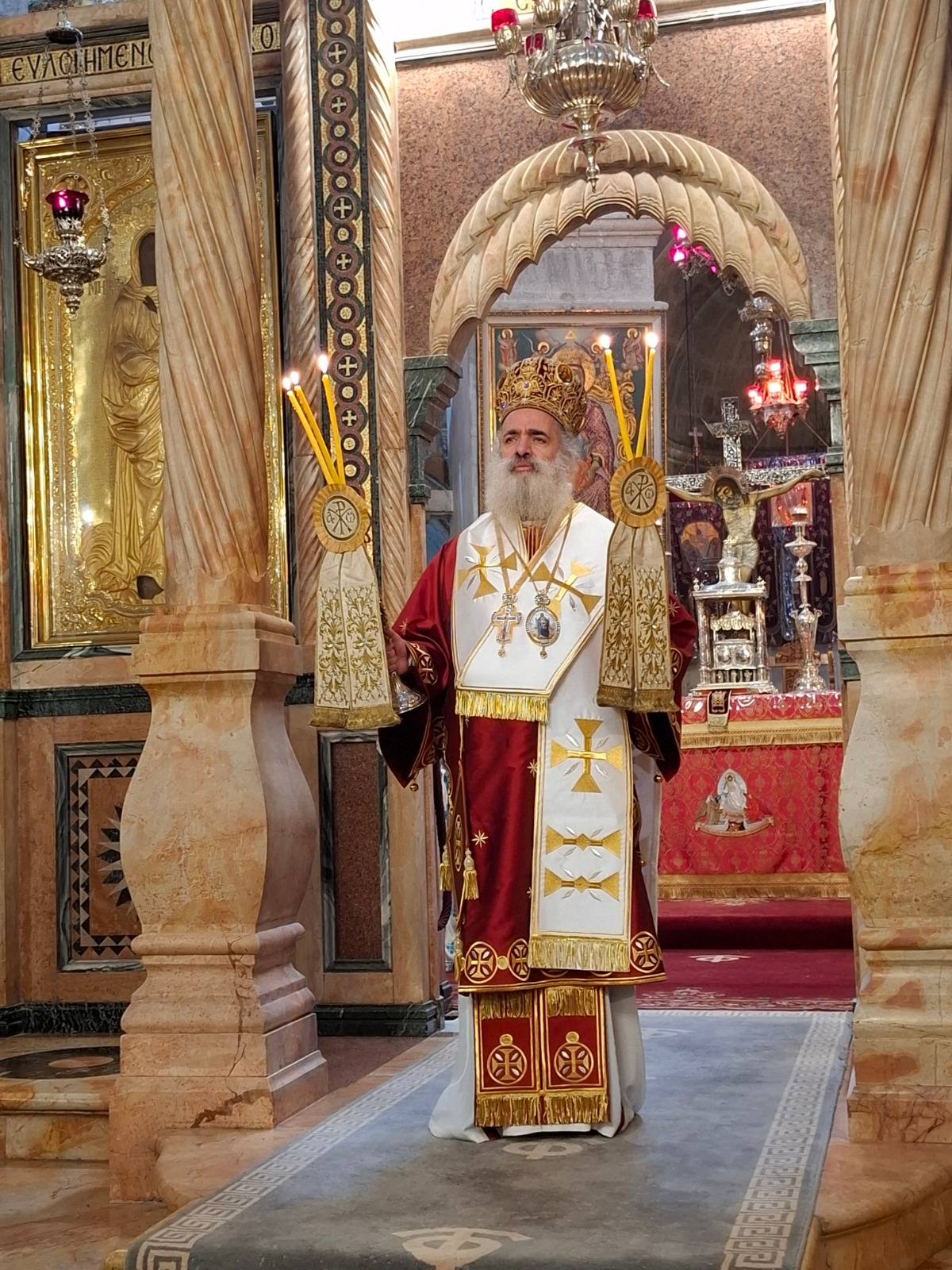 المطران عطا الله حنا فى القداس