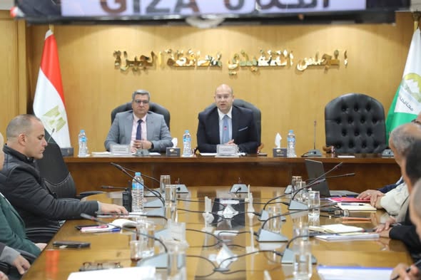 نائب محافظ الجيزة خلال الاجتماع 