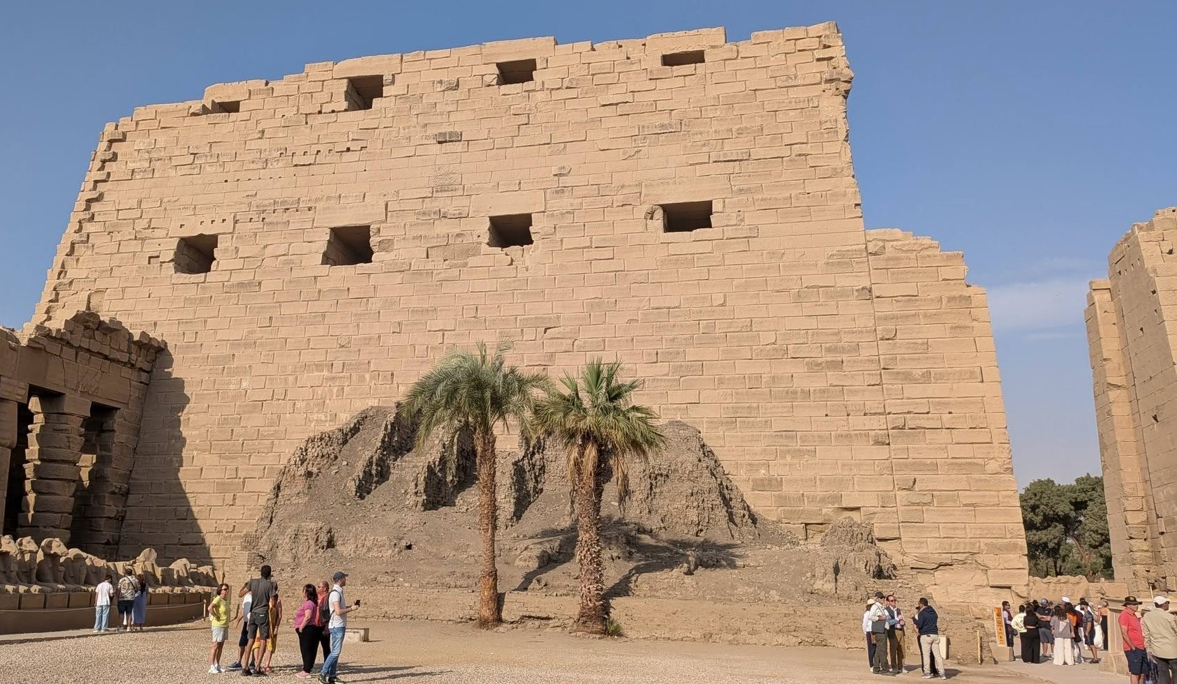 أفواج سياحية تزور مقصورات معابد الأقصر يومياً