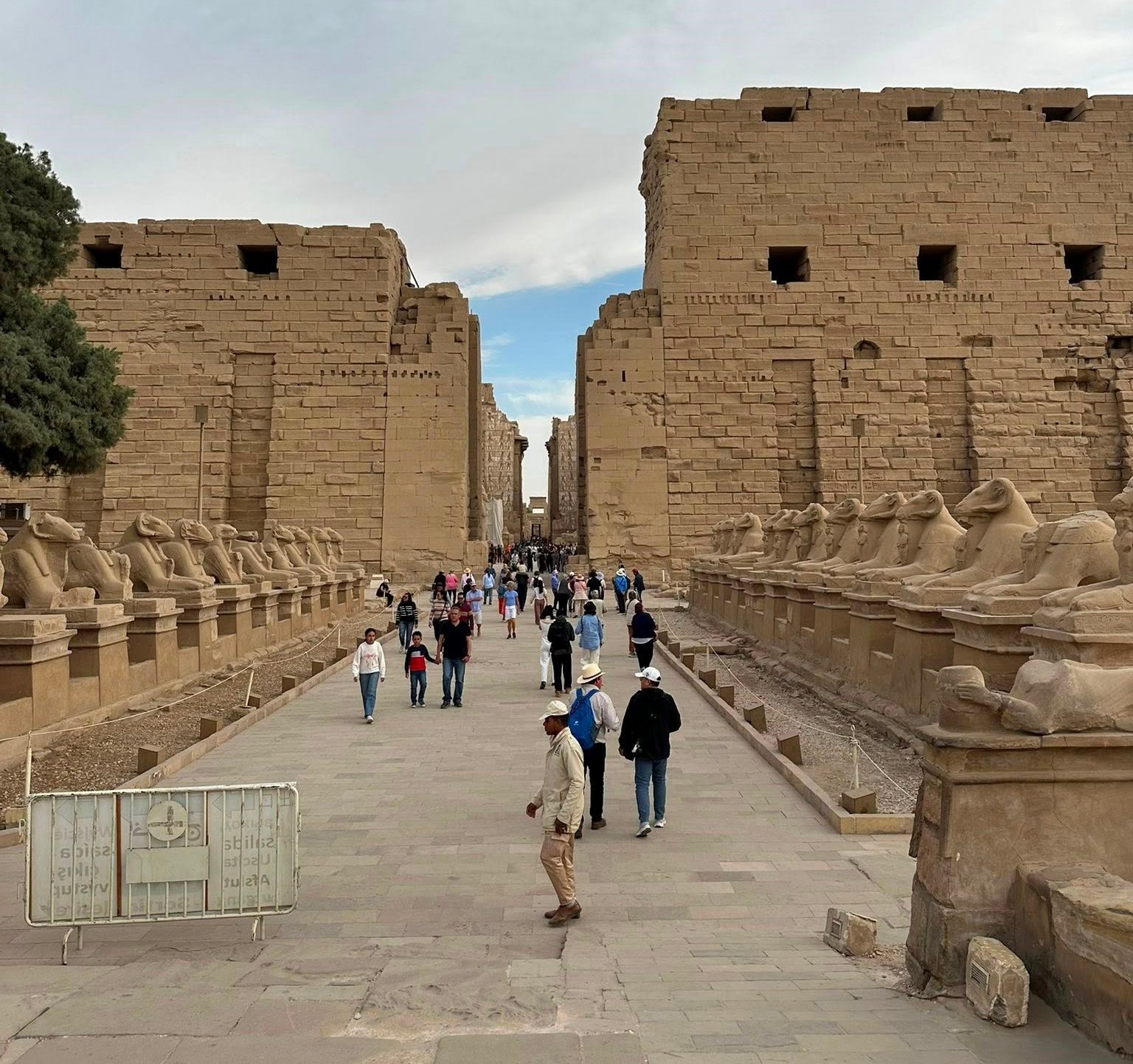 اقبال السياح فى قلب معابد الكرنك