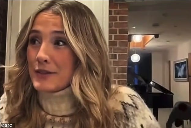 المذيعة أثناء زحف زوجها على الأرض