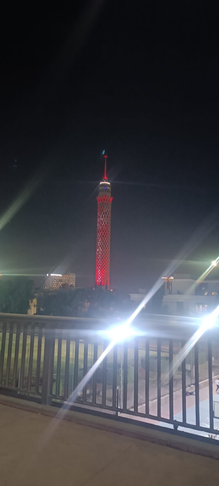 برج القاهرة يضى بعلم مصر برج القاهرة يضى بعلم مصر