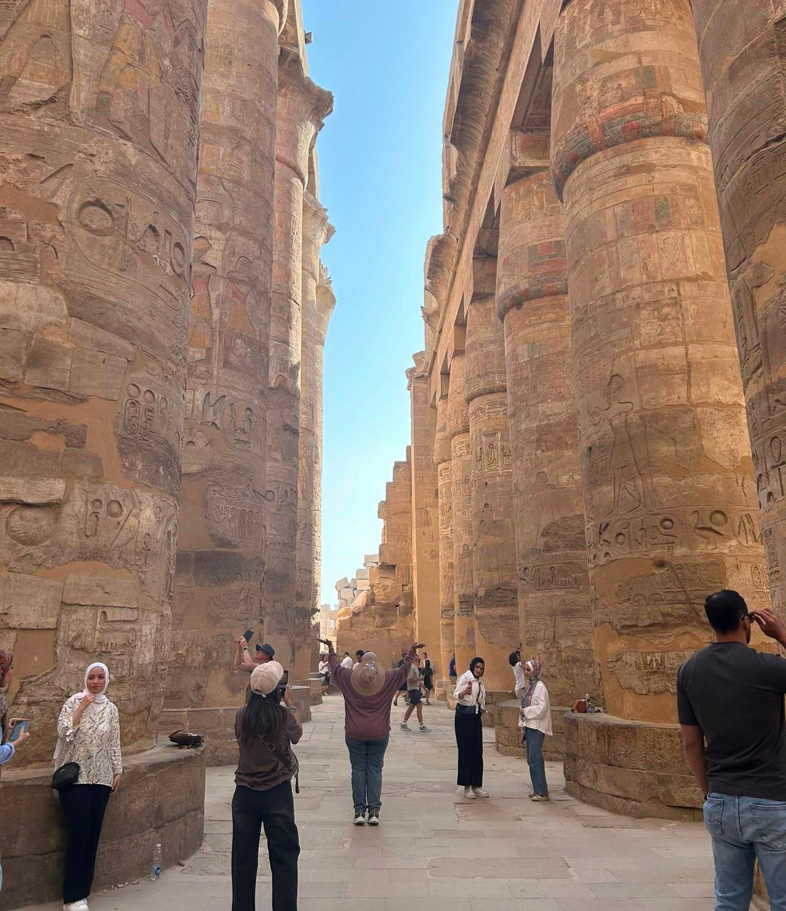 زيارات سياح العالم فى صالة الأعمدة الكبرى بالكرنك