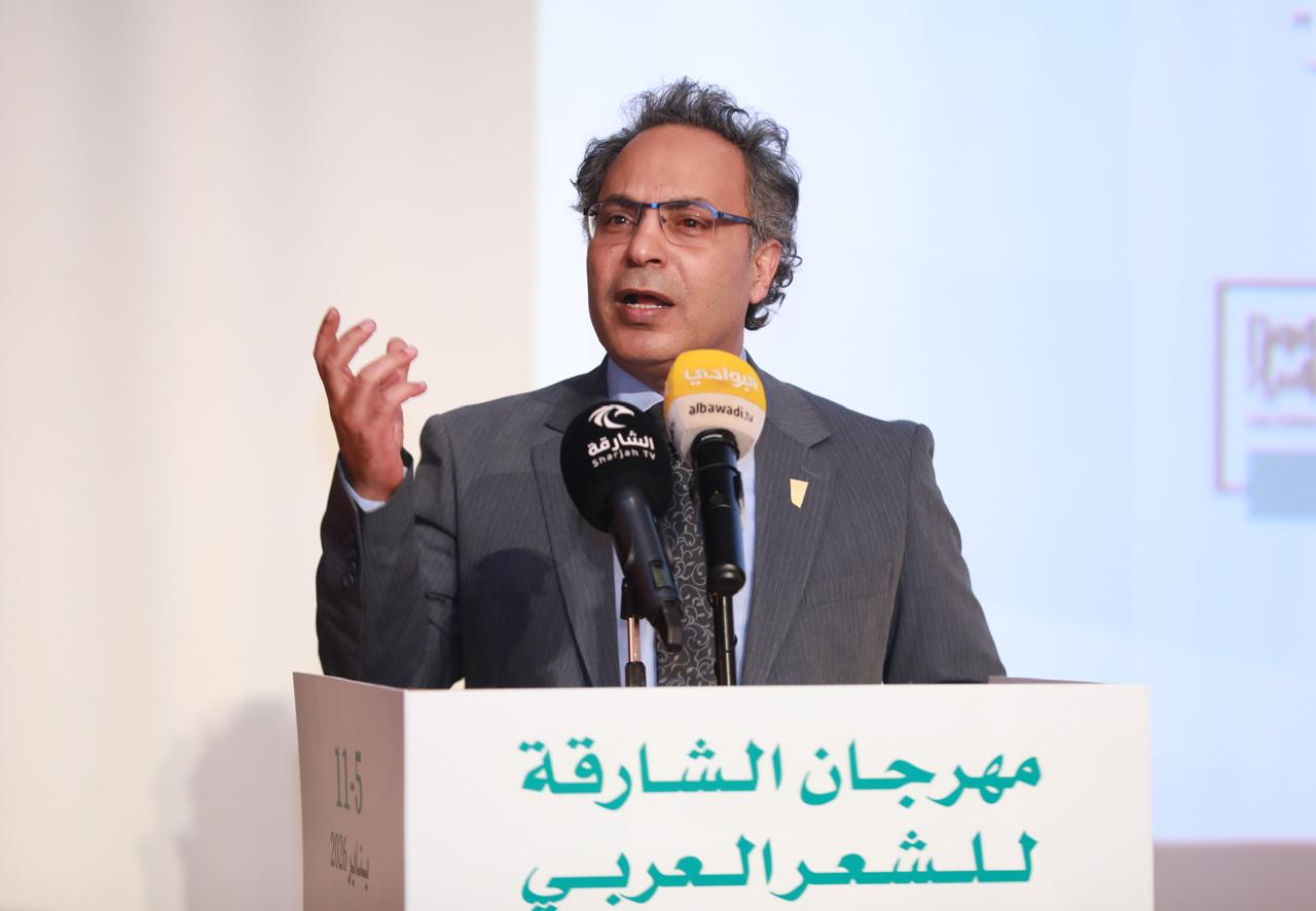 الدكتور أحمد بلبولة خلال مهرجان الشارقة للشعر العربى