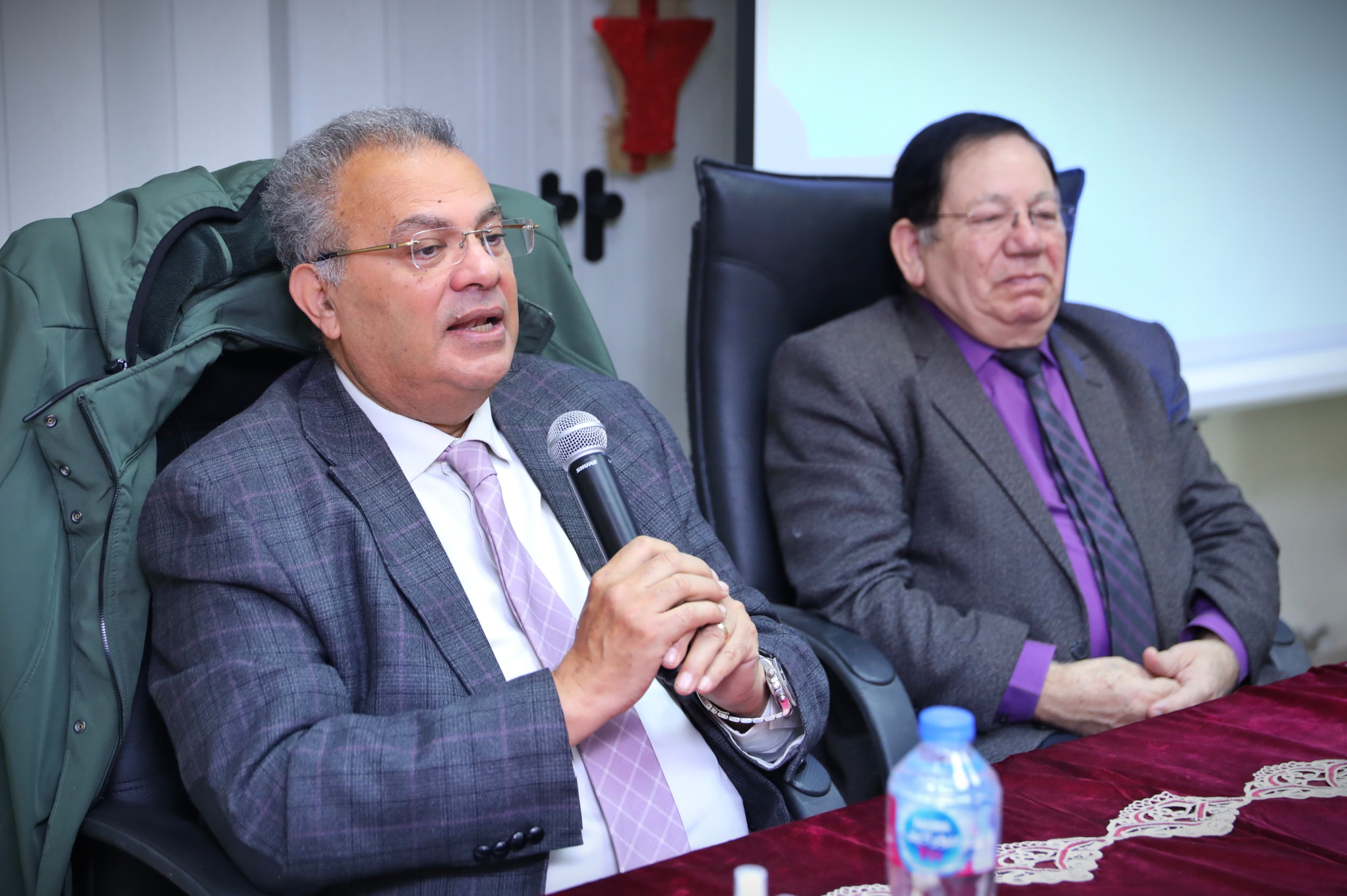 الدكتور القس أندريه زكي خلال اجتماع لجنة الأسرة