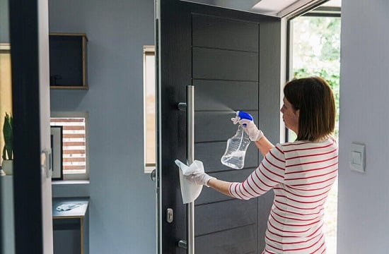 تنظيف الباب