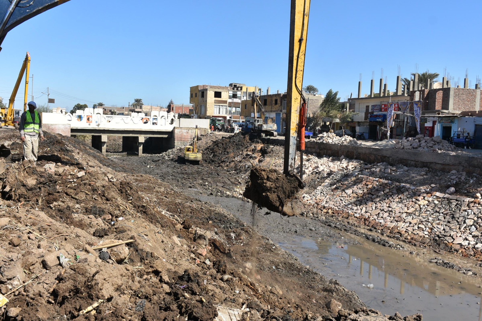 أعمال تدبيش ترعة أصفون بطول 200 متر بجوار كمين القرنة