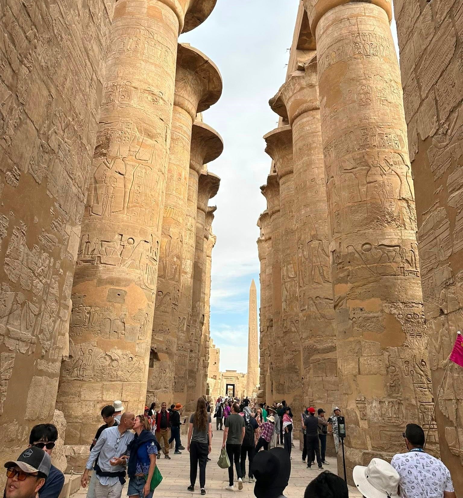 الأسر والعائلات الأجانب يعيشون أجواء من المتعة والسعادة في قلب معابد الكرنك