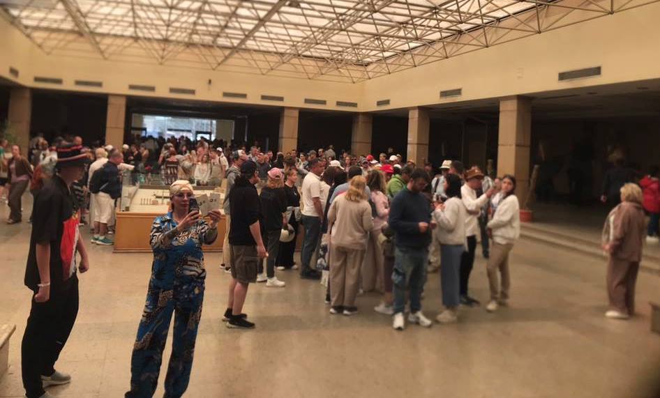 إقبال السائحين وحالة من المتعة لدى زيارتهم لمعابد الكرنك