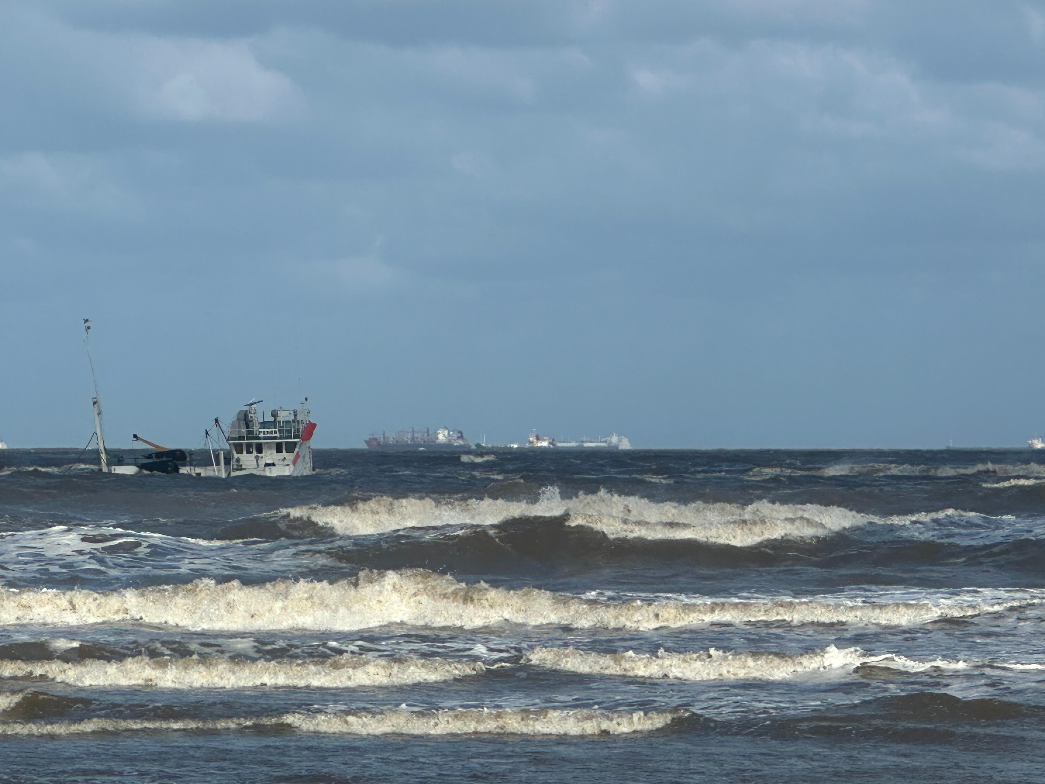 السفينة بين الامواج