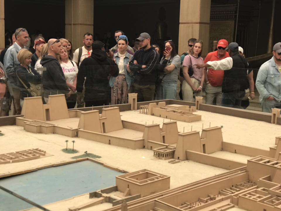 زيارات صباحية مبهجة لسياح العالم فى معابد الكرنك