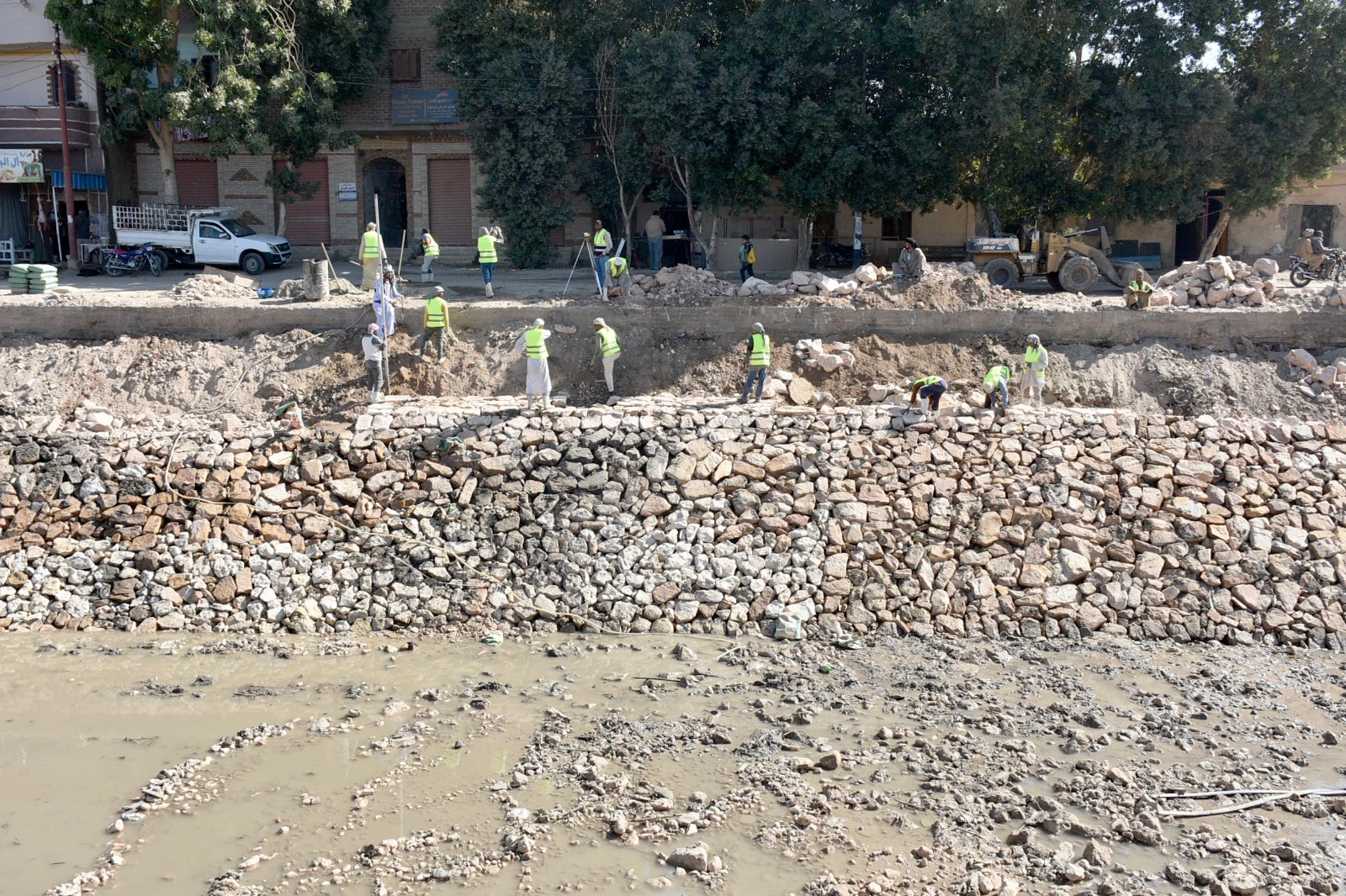 متابعة أعمال تدبيش ترعة أصفون بطول 200 متر بجوار كمين القرنة