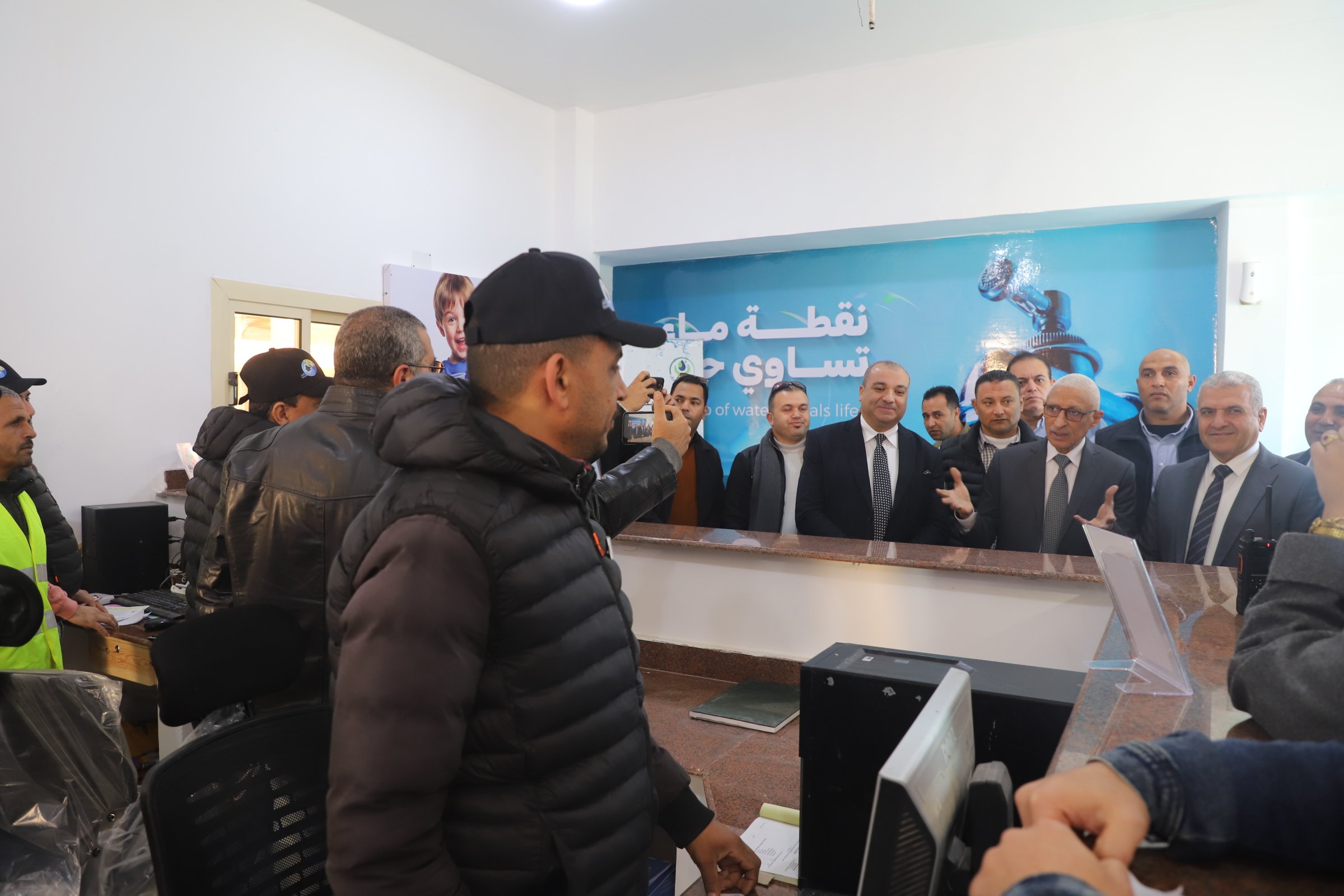 حديث المحافظ مع العاملين في مركز خدمة العملاء 