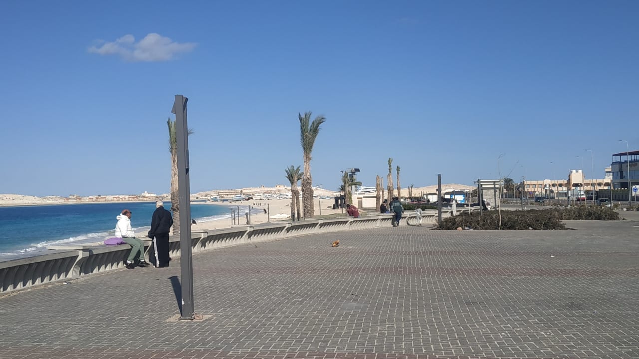 كورنيش مطروح بزدحم صيفا وهادئ في الشتاء