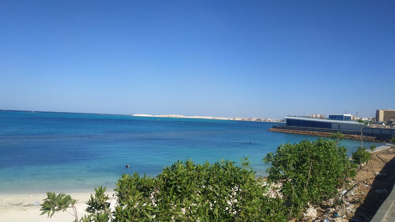 تناسق جمال كورنيش مطروح مع الطبيعة البكر