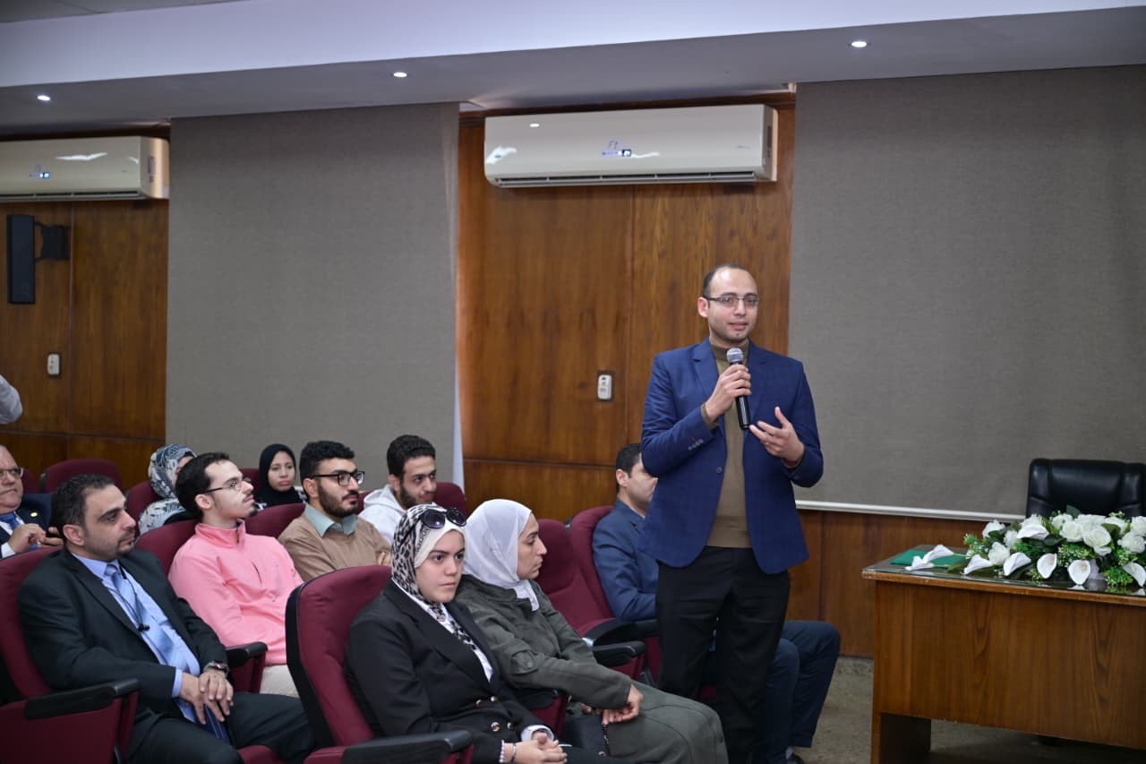 جانب من الجلسة جانب من الجلسة