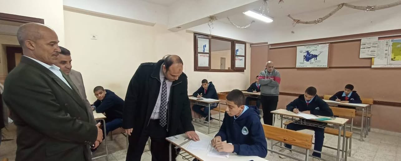 جانب من اختبارات نصف العام لطلاب المدرسة الثانوية الفنية