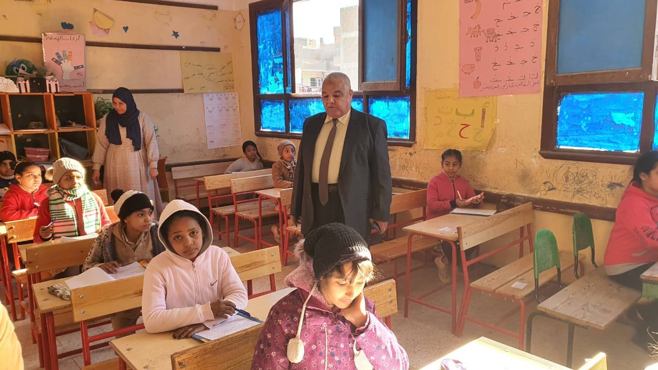 وكيل تعليم الأقصر يتابع آداء إمتحانات نصف العام في مدارس الطود