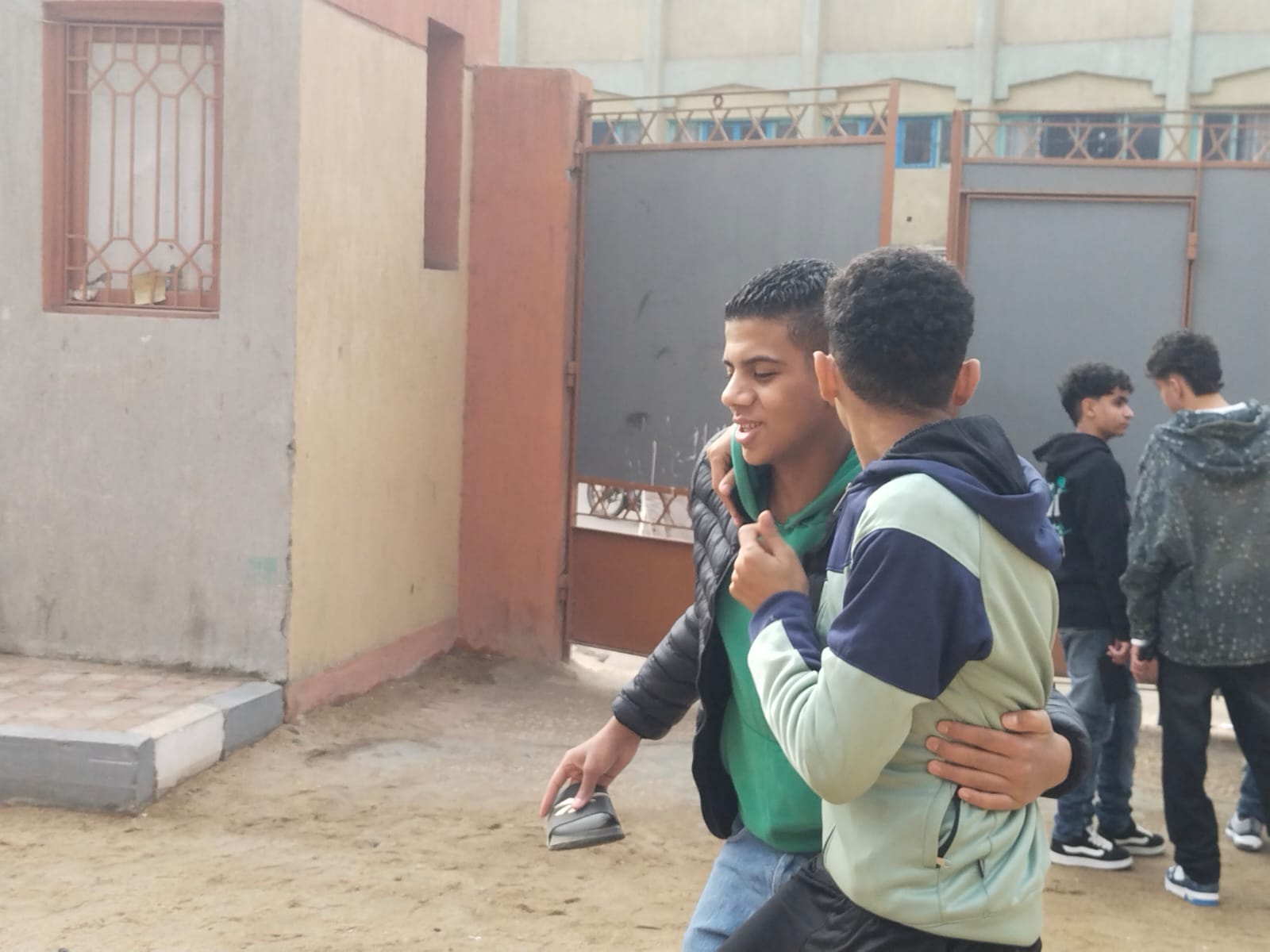 الطالب يحمل شبشب زميله