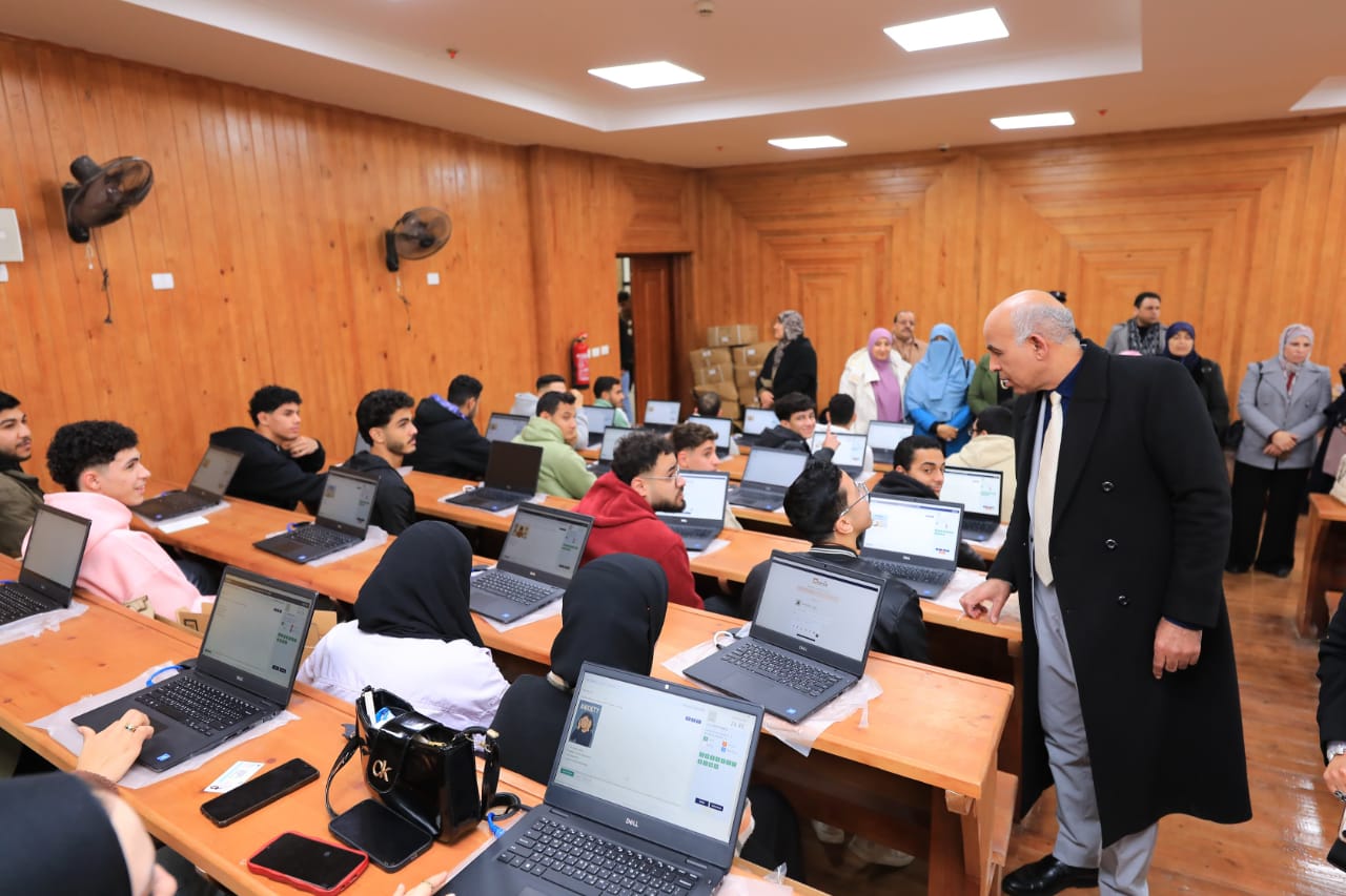 جانب من جولة رئيس جامعة كفر الشيخ للإحتبارات الإلكترونية