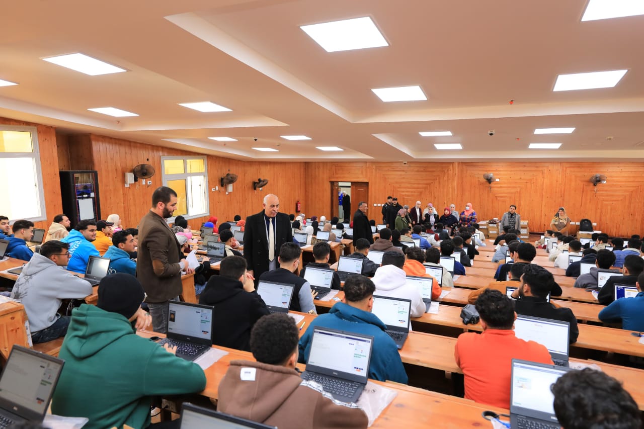 رئيس جامعة كفر الشيخ يتفقد الاختبارات الإلكترونية