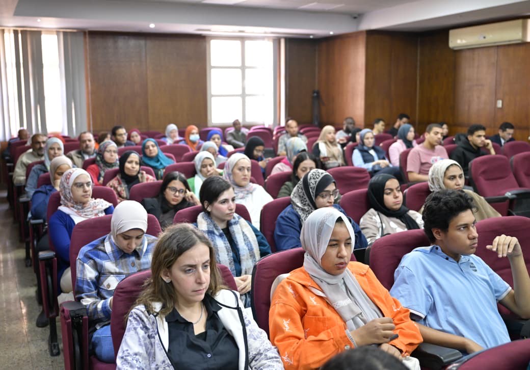 جانب من الجلسة الحوارية بجامعة القاهرة جانب من الجلسة الحوارية بجامعة القاهرة