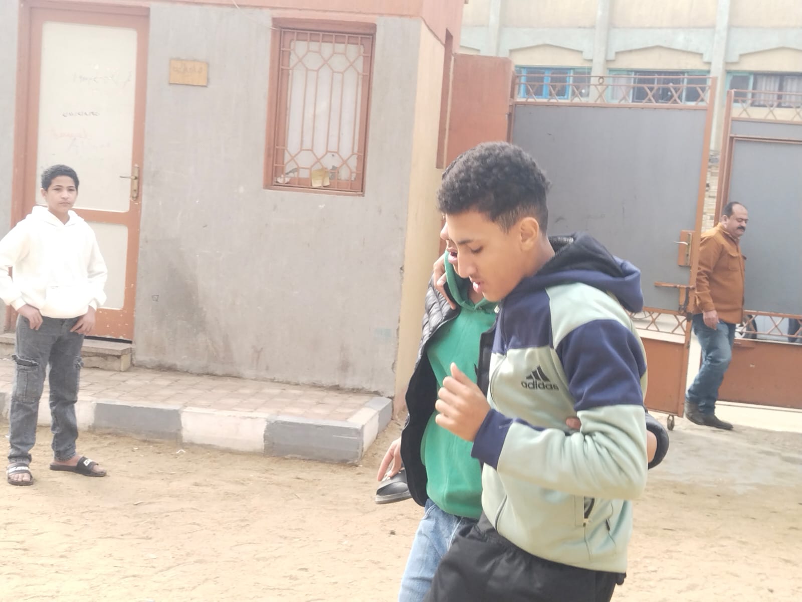 الطالب يساند زميله المصاب