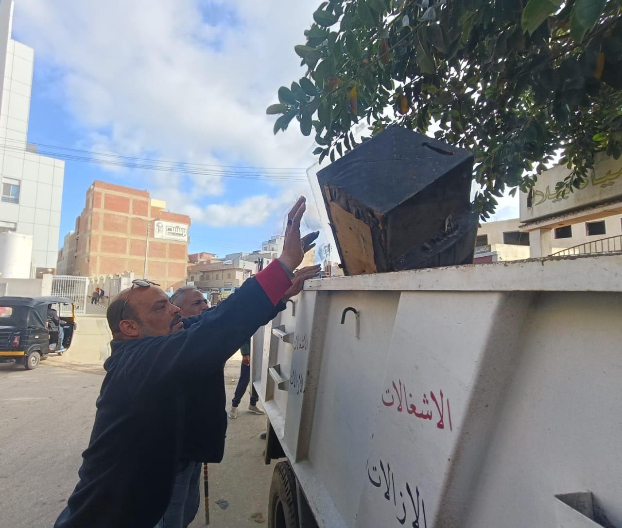 جانب من مصادرة مكبرات الصوت