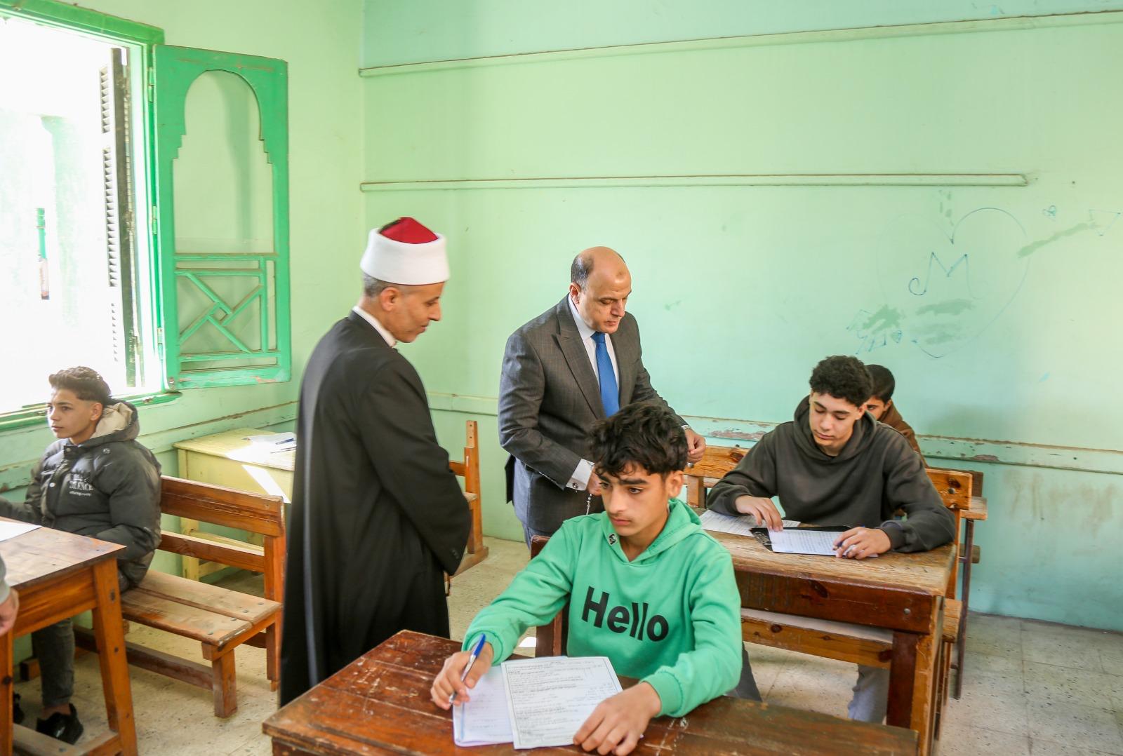 جانب من تفقد المحافظ للجان