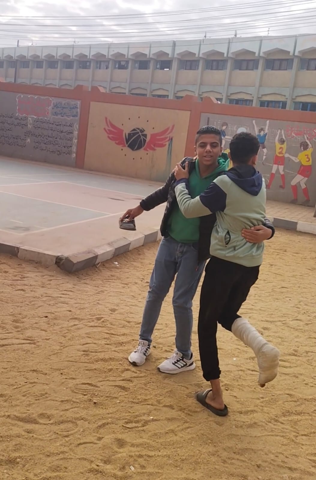 الطالب المصاب وزميله يسانده