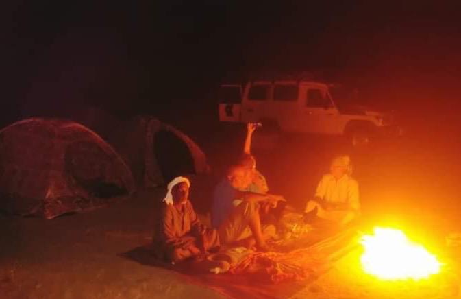 قعدة السياح ليلا فى الصحراء