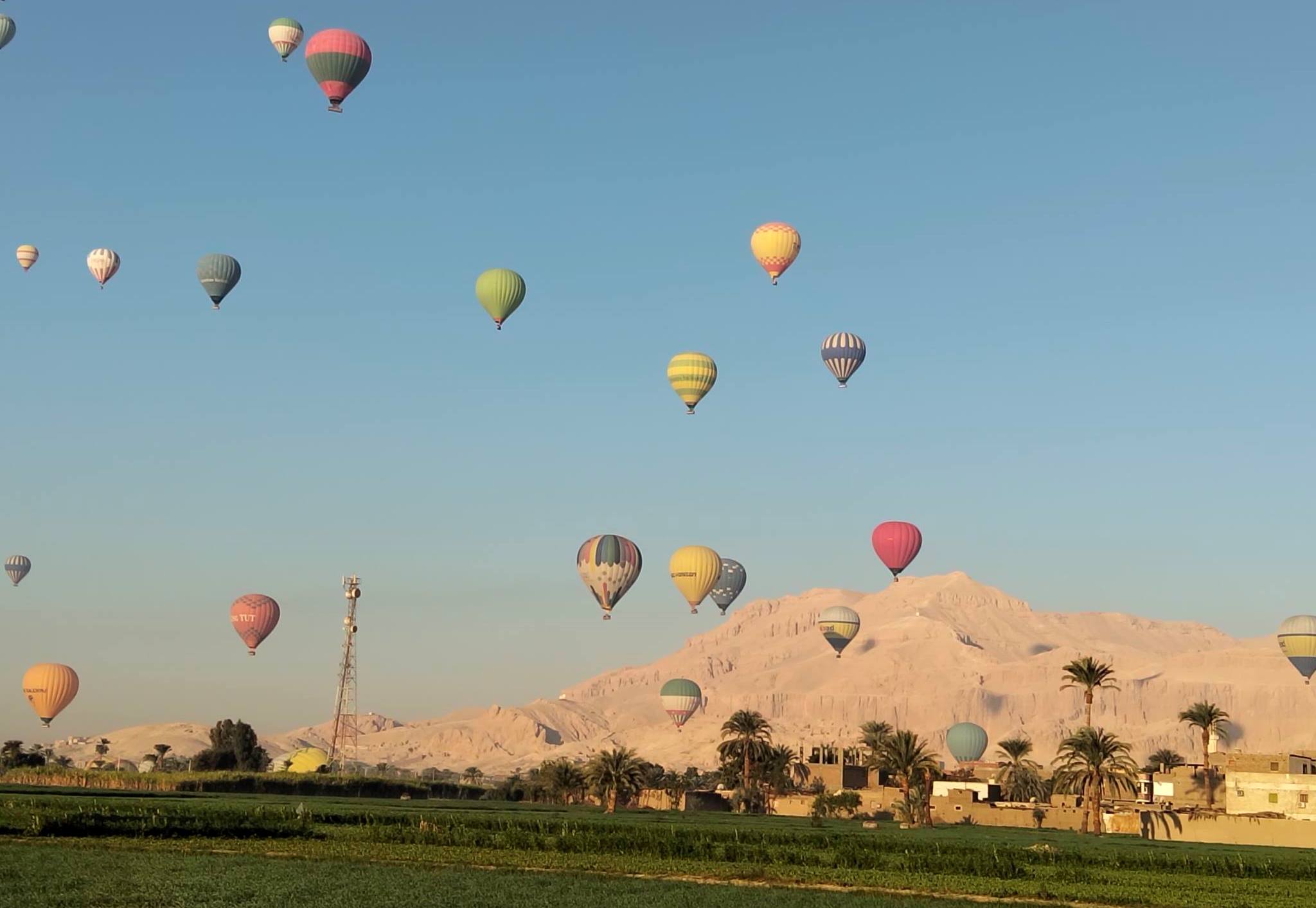 جانب من تحليق رحلات البالون الطائر غرب الأقصر