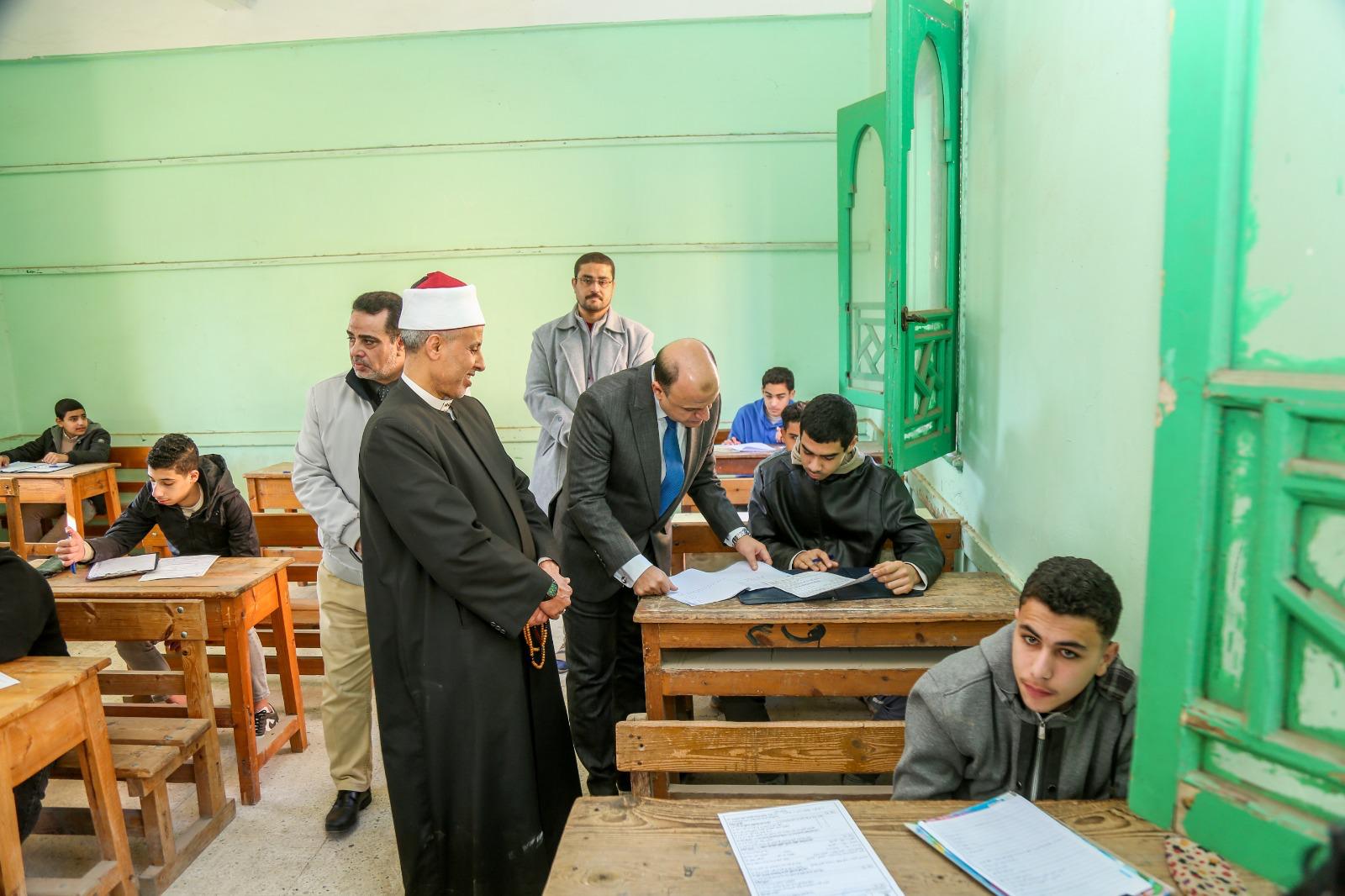 محافظ كفر الشيخ يتفقد لجان الأزهر