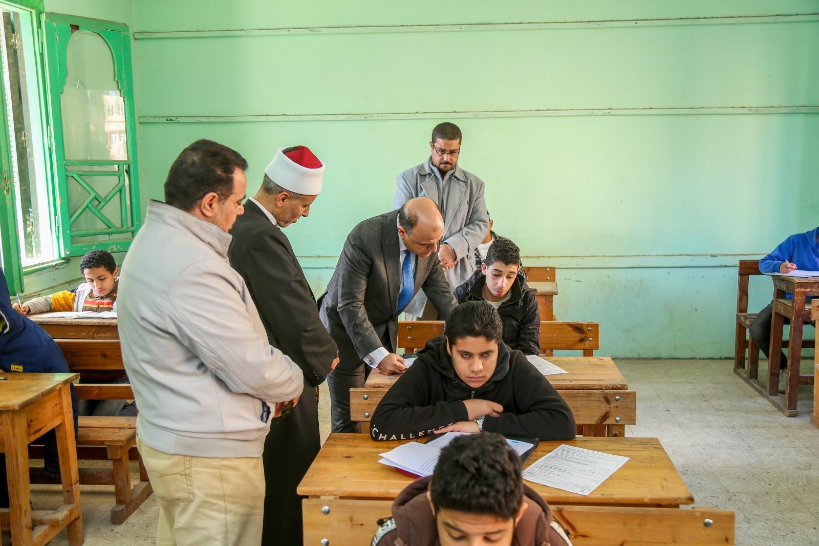 محافظ كفر الشيخ يتابع امتحان الشهادة الإعدادية  الأزهرية