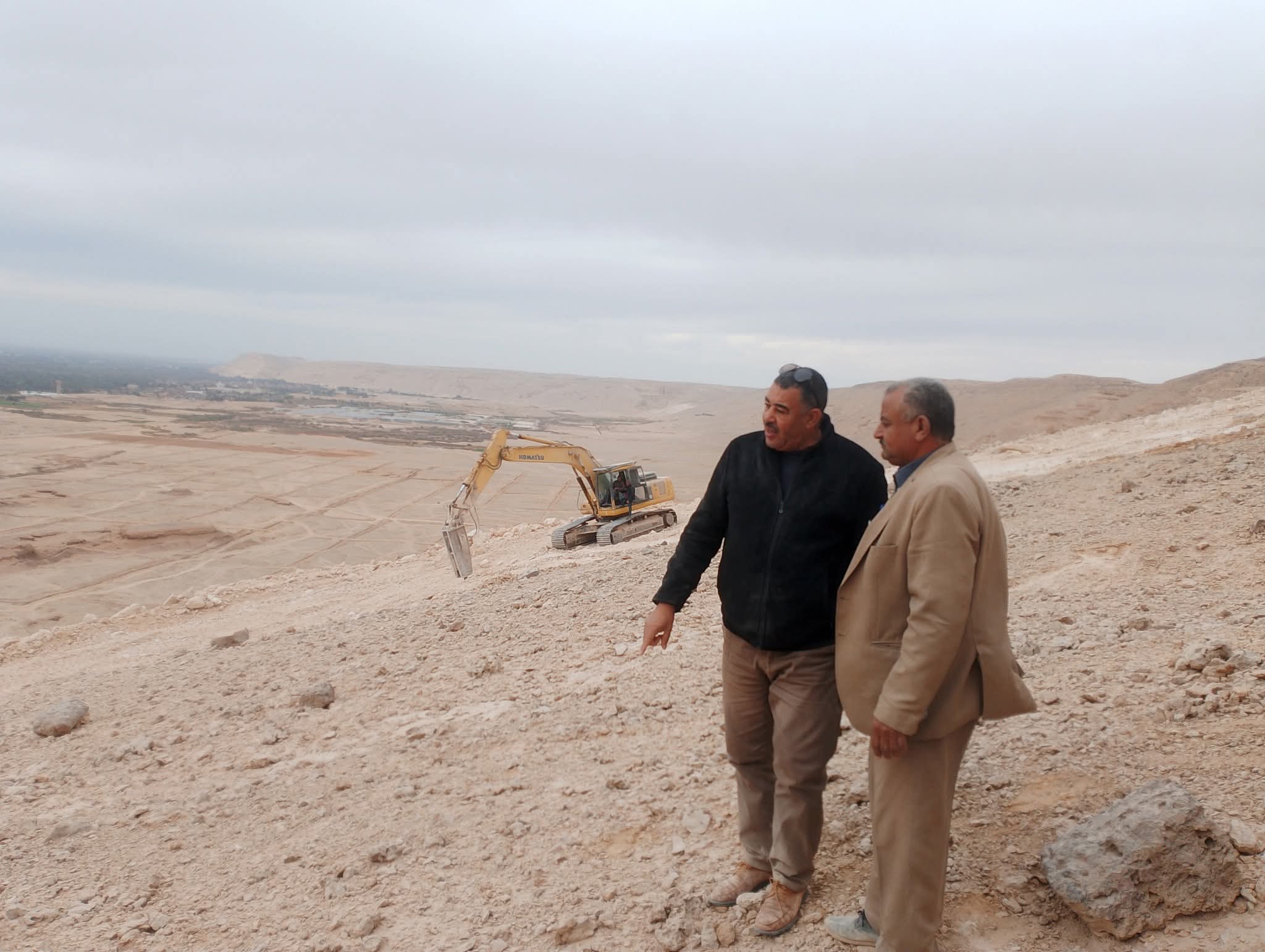 مسئولوا اسيوط تتابع فتح الطريق