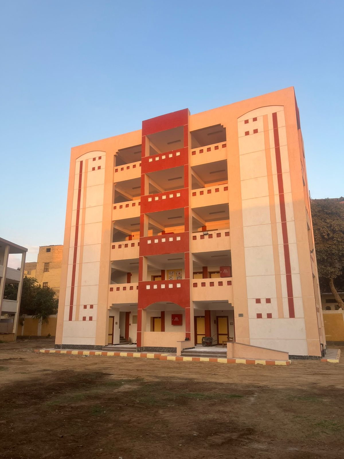 مبنى جديد ومتميز مبنى جديد ومتميز