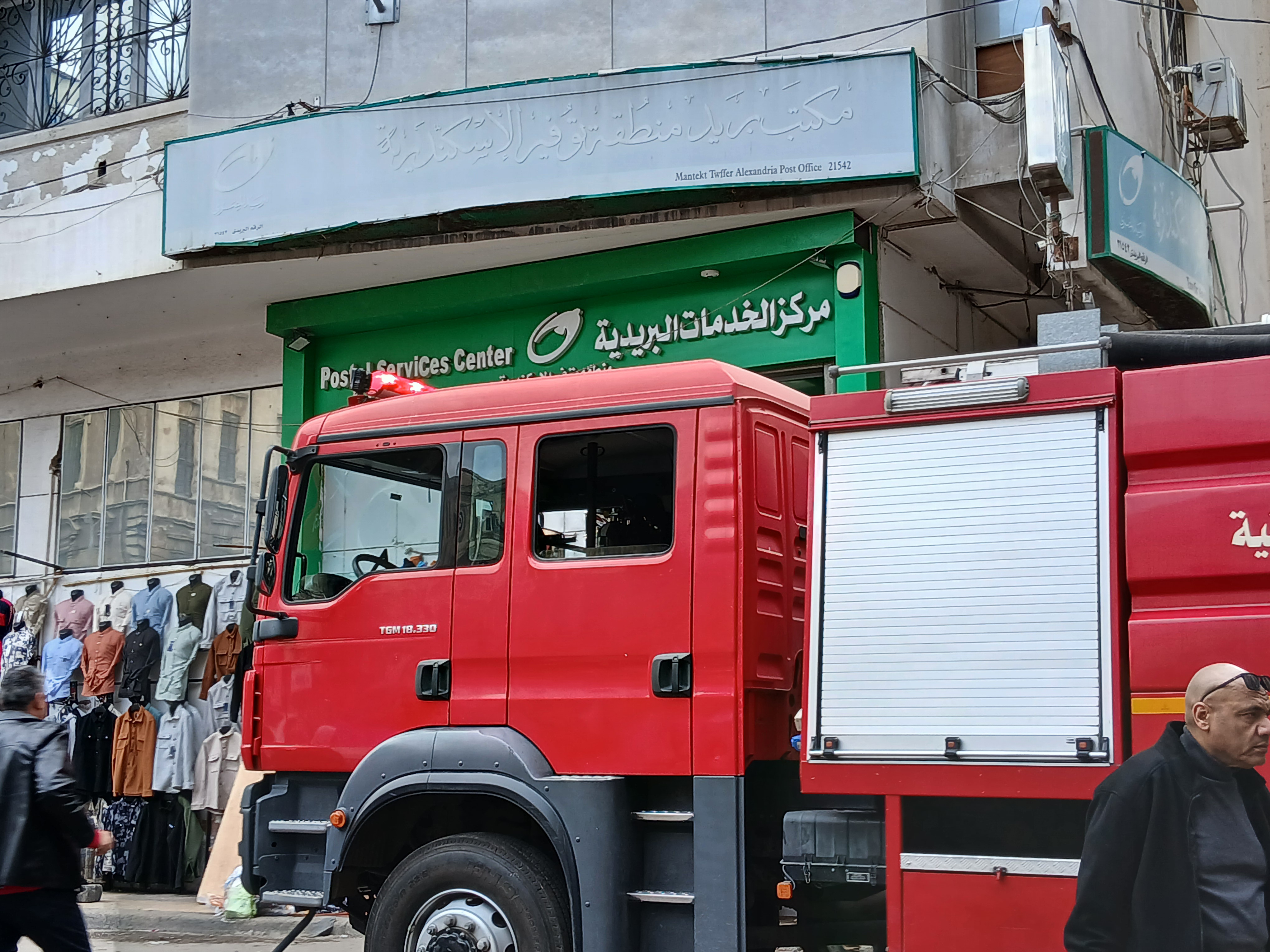 الحماية المدنية تسيطر علي حريق سنترال المنشية