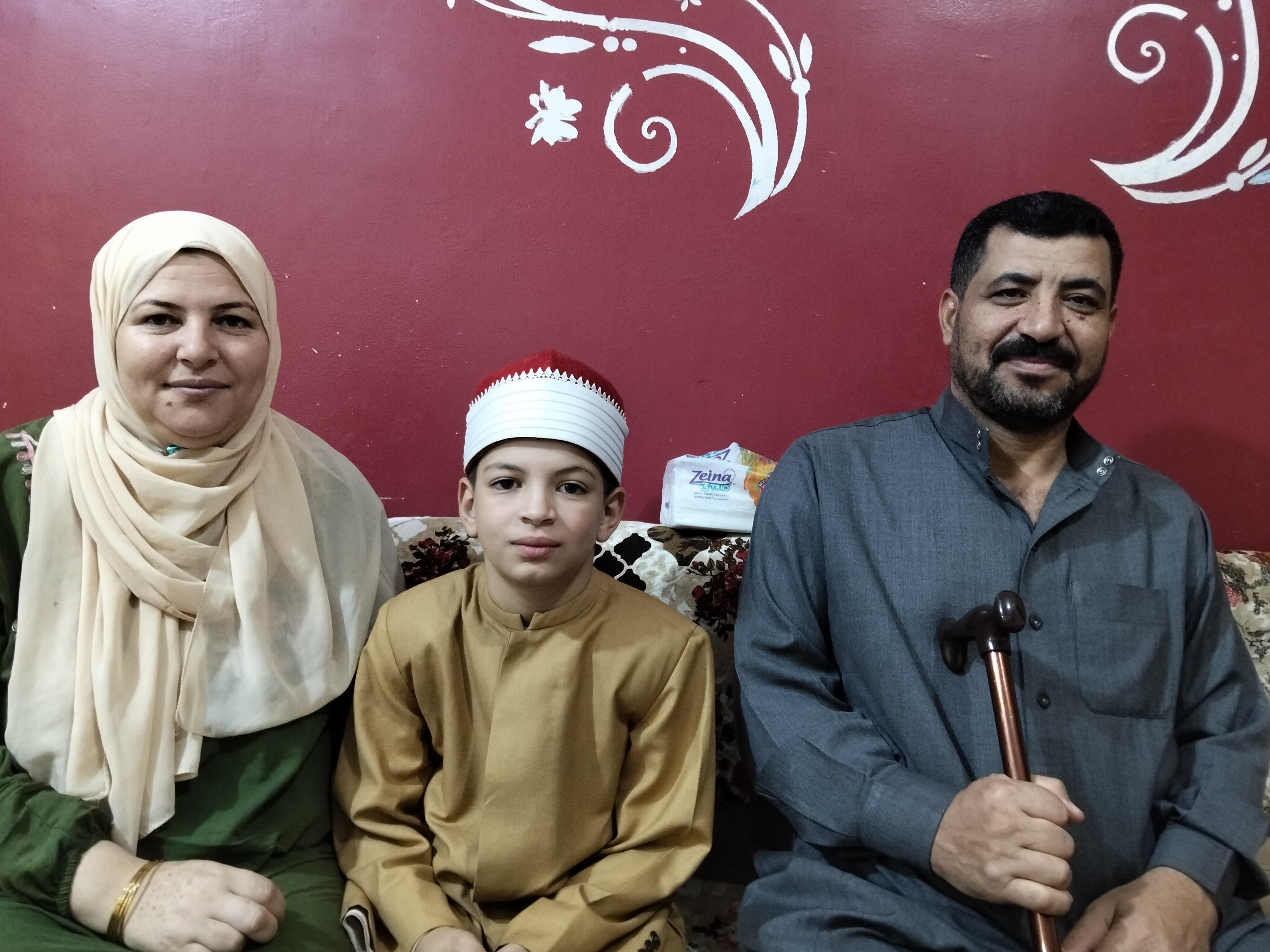 مع والده ووالدته