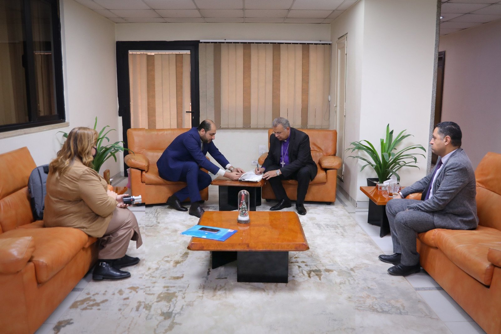 جانب من توقيع العقد