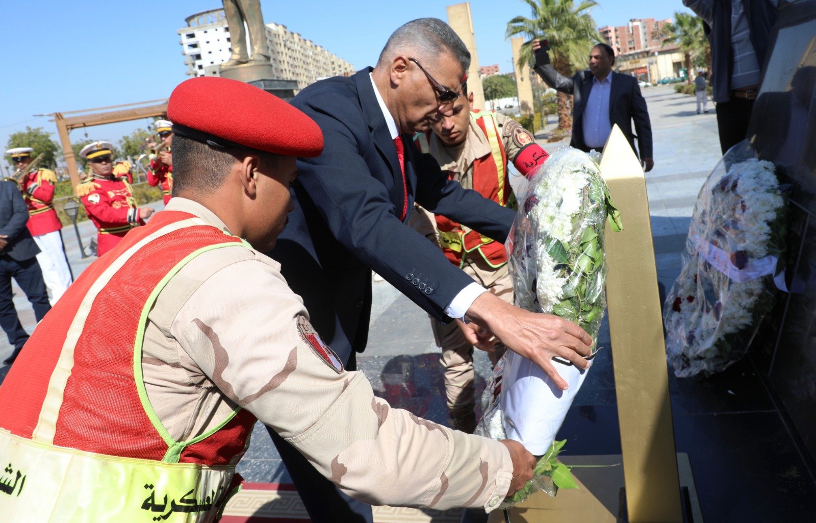 وضع أكاليل الزهور