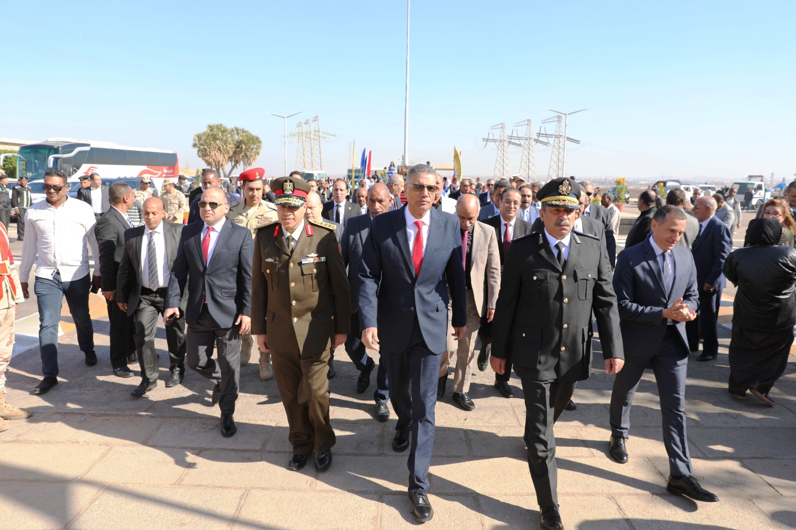 محافظ أسوان والقيادات الأمنية 
