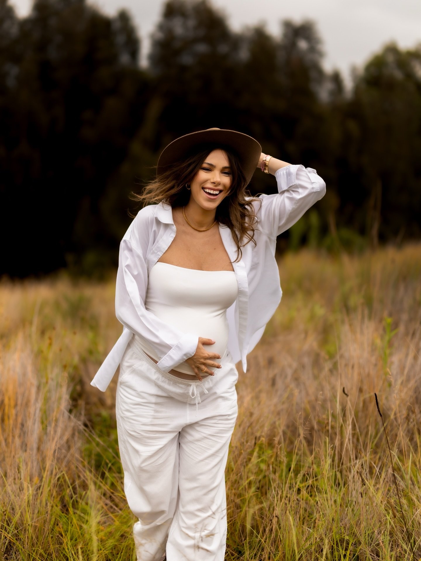 دانييلا رحمة تستعرض حملها فى جلسة تصوير