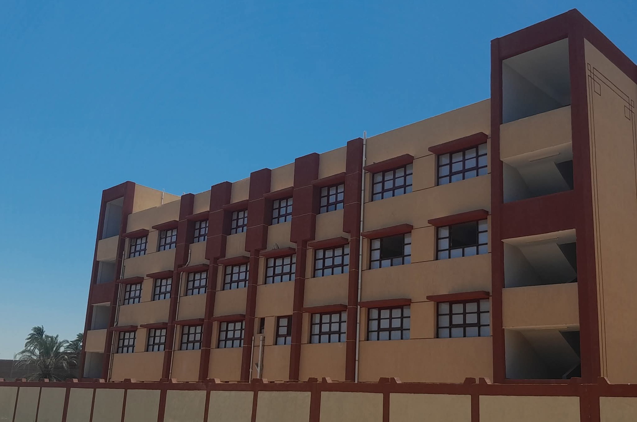 منظر عام للمدرسة منظر عام للمدرسة