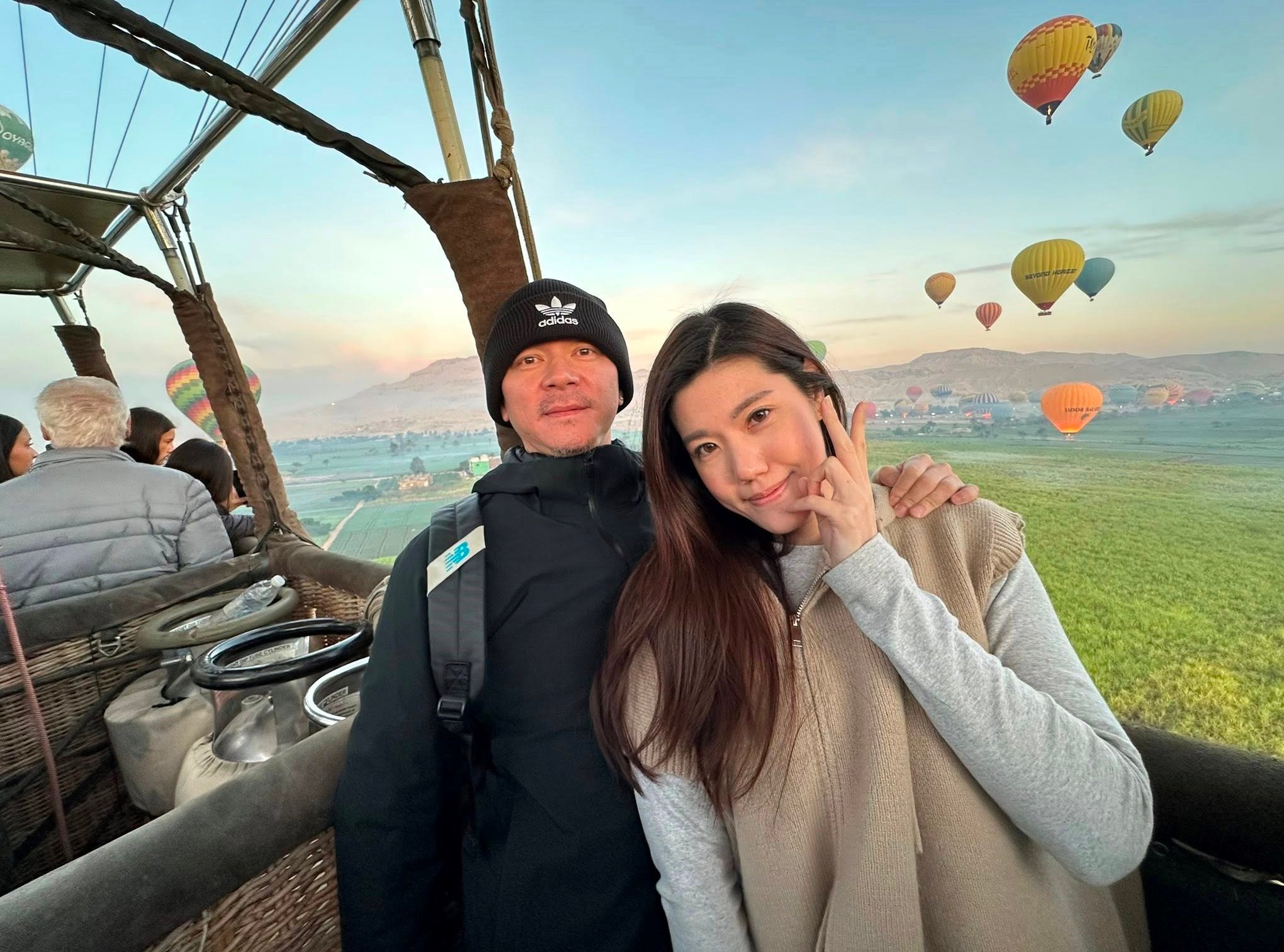 بهجة سياح العام على متن رحلات البالون الطائر