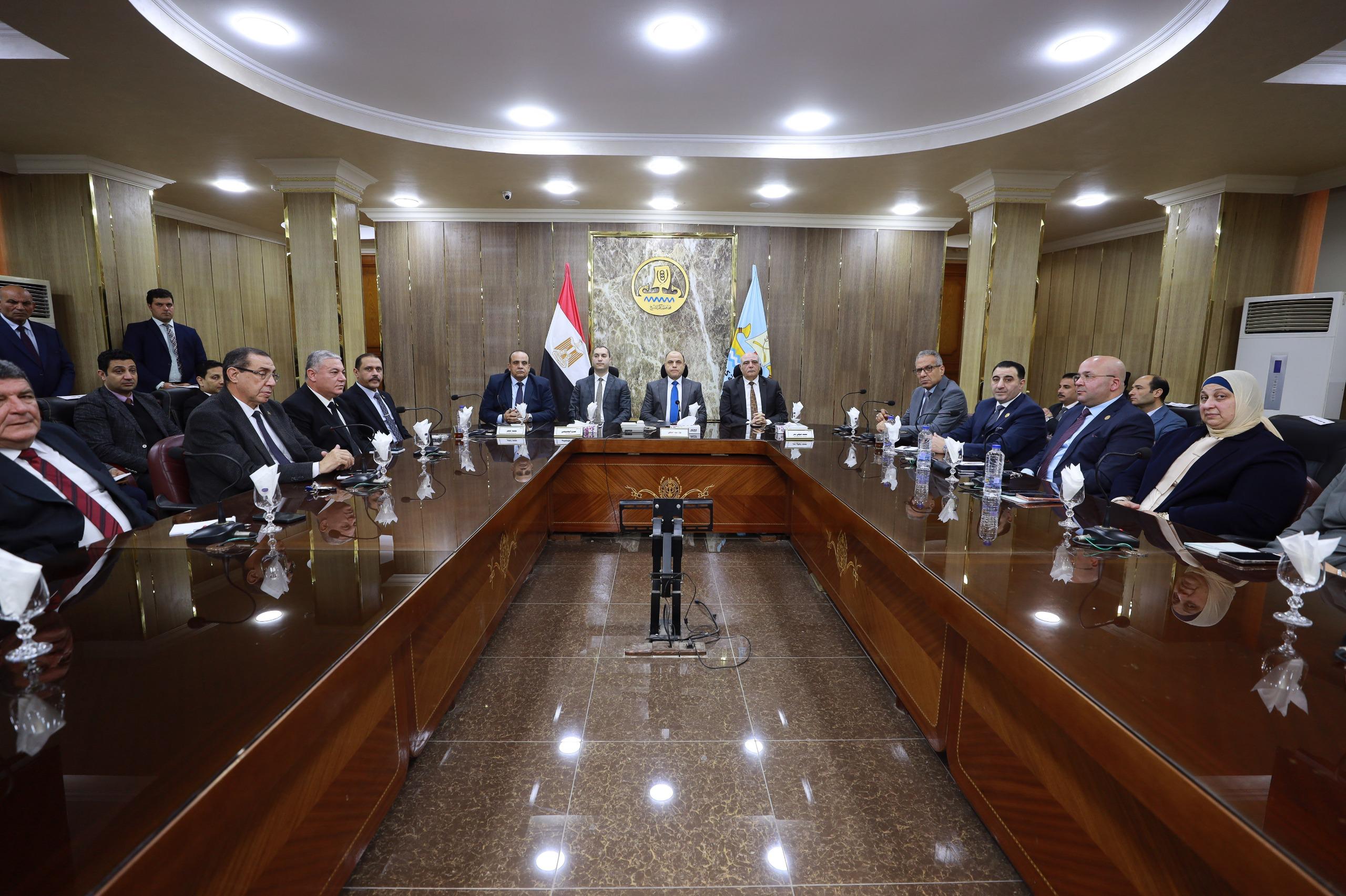 جانب من لقاء المحافظ والنواب