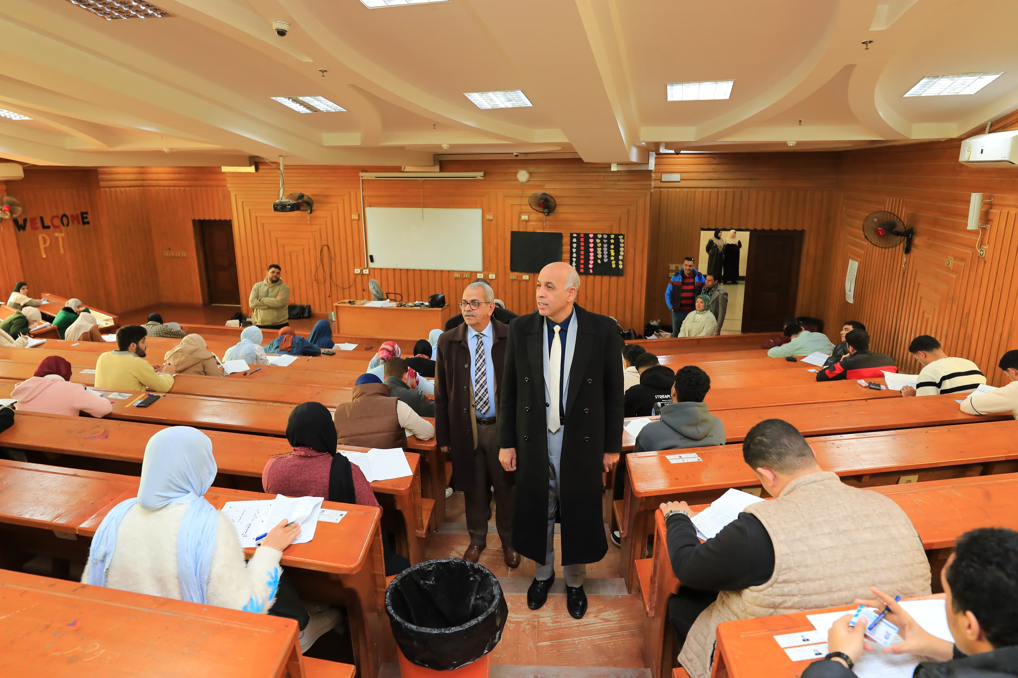 رئيس جامعة كفر الشيخ يتفقد الامتحانات بالجامعة الأهلية