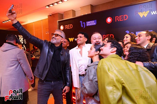 هاني عادل مع أبطال مسلسل ميد تيرم