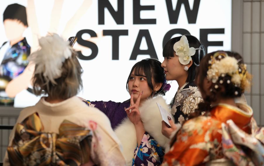  لشباب في العشرين من عمرهم في حفل بلوغ سن الرشد في اليابان (3)