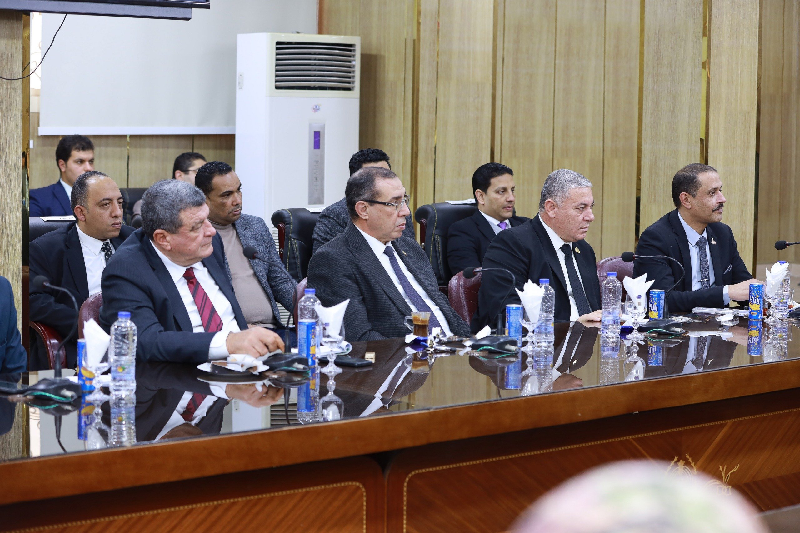 أعضاء المجلس يستمعون لمحافظ كفر الشيخ